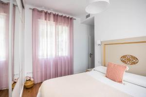 Posteľ alebo postele v izbe v ubytovaní Apartamento Leyendas de Becquer A4
