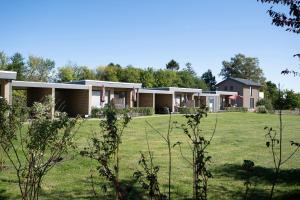 eine Reihe von Häusern auf einem Grasfeld in der Unterkunft Blankwasserweg 131 Lensterstrand Oase Bungalow 2 in Lenste