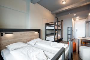 En eller flere senge i et værelse på a&o Copenhagen Sydhavn