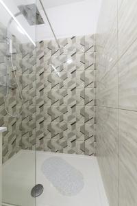 uma casa de banho com um chuveiro e uma parede de vidro em Eva em Bucareste