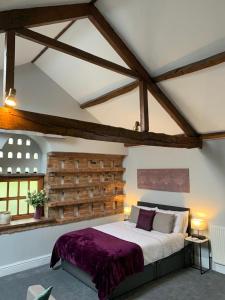 1 dormitorio con 1 cama grande en una habitación en Studio 3B The Carriage House York 6m Village Location en York