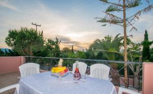 Nápoje v ubytování Agapi's Oasis Villa by "elite"