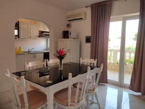 een keuken en eetkamer met een tafel en stoelen bij Apartments Milka in Vodice