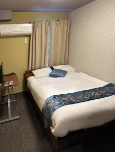 ein Hotelzimmer mit einem Bett und einem Fenster in der Unterkunft Miro京都二条城ホテル in Kyoto