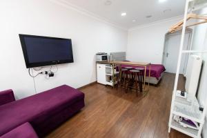 ein Wohnzimmer mit einem lila Sofa und einem Tisch in der Unterkunft 1st FLOOR STUDIO in TAKSİM NEAR İSTİKLAL STREET in Istanbul