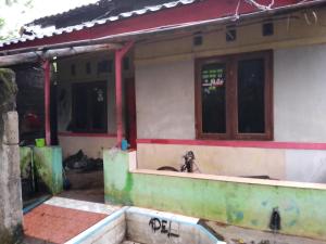 a house with a sink in front of it at Home stay jaya pribadi By 29 