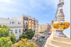 un grand vase assis sur le côté d'une rue de la ville dans l'établissement Apartamentos Recaredo 7, Áticos con terraza, à Séville