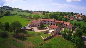 una vista aérea de una casa en un campo verde en La Grange, Gîte 4 à 6 pers avec vue en Saint-Just-près-Brioude