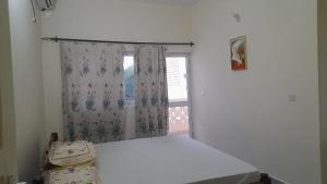 Camera piccola con letto e finestra di Crown Apartments a Malindi