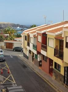 arial view of a parking lot with a row of buildings at Appartement calme à 200 m de la mer avec ascenseur in Alcalá