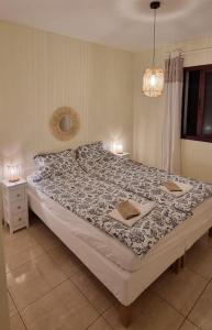a bed in a bedroom with two towels on it at Appartement calme à 200 m de la mer avec ascenseur in Alcalá