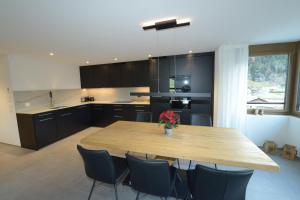 Köök või kööginurk majutusasutuses Family Holiday Apartment Krone Churwalden