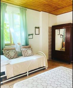 sypialnia z łóżkiem z oknem i lustrem w obiekcie “ La Ginestra ” in Maremma w mieście Ischia di Castro