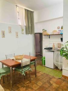 kuchnia ze stołem i krzesłami w pokoju w obiekcie “ La Ginestra ” in Maremma w mieście Ischia di Castro