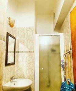 W łazience znajduje się umywalka i prysznic. w obiekcie “ La Ginestra ” in Maremma w mieście Ischia di Castro