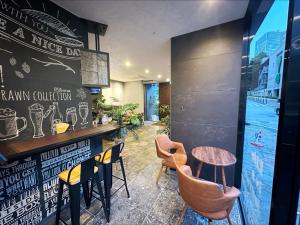 a bar in a restaurant with chairs and tables at HOTEL SUI AKASAKA by ABEST in Tokyo