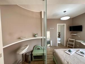 Cette petite chambre comprend un lit et un miroir. dans l'établissement Amuka B&B, à Santo Stefano di Camastra