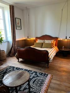 salon z kanapą i stołem w obiekcie la_grande_guerais w mieście Beaussais sur Mer