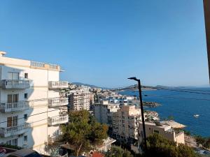 - Vistas a la ciudad y al océano en AQUATIC Apartments Sarande, en Sarandë
