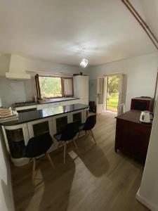 une cuisine avec des chaises et un comptoir dans une pièce dans l'établissement Locazione turistica La Saggina, à Montevettolini