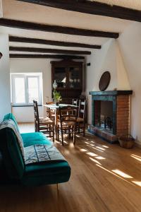 uma sala de estar com uma mesa e uma lareira em Casa Vacanze Callegari em Carrodano Inferiore