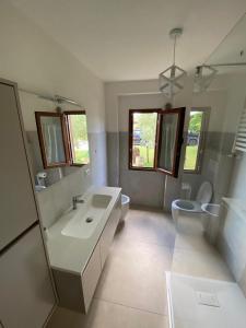 La salle de bains est pourvue d'un lavabo et de 2 toilettes. dans l'établissement Locazione turistica La Saggina, à Montevettolini 18 autres photos