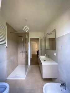 une salle de bain avec un lavabo et des toilettes dans l'établissement Locazione turistica La Saggina, à Montevettolini