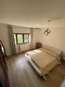 une chambre avec un grand lit dans une pièce dans l'établissement Locazione turistica La Saggina, à Montevettolini