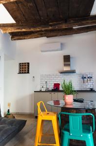 uma cozinha com mesa e cadeiras num quarto em Casa Vacanze Callegari em Carrodano Inferiore