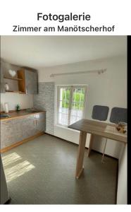 - une cuisine avec une table en bois dans une chambre dans l'établissement Zimmer 3 am Manötscherhof, à Tires