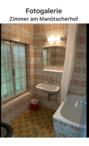 een badkamer met een bad en een wastafel bij Zimmer 3 am Manötscherhof in Tires