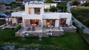 uma vista aérea de uma casa branca com um pátio em Ελιάδες - Eliades Apartments em Caristo