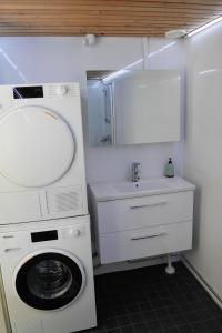 A bathroom at Cozy 4 person guesthouse on quiet residential area