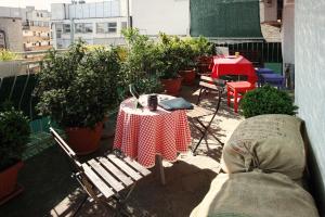 ベオグラードにあるHostel Bed&Coffee 360°の鉢植えの植物があるバルコニー(テーブル、椅子付)