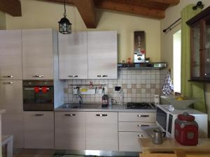 Η κουζίνα ή μικρή κουζίνα στο LoChaletCivico46 +9 φωτογραφίες