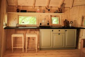 Kuchyň nebo kuchyňský kout v ubytování TREEHOUSE POD LESOM + 9 fotografií