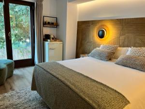 Postel nebo postele na pokoji v ubytování Hostal del vino LA COSTERA