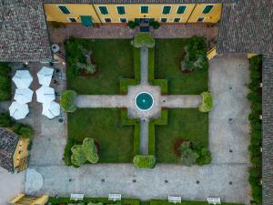 einen Luftblick auf einen Garten mit einem Brunnen in der Unterkunft Hotel Airone in Piadena