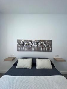 - une chambre avec un lit et deux oreillers dans l'établissement GRANIZO A, à Chiclana de la Frontera