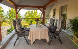 eine Terrasse mit einem Tisch und Stühlen auf dem Balkon in der Unterkunft Vineyard cottage Jelenov hrib in Smarjeske Toplice