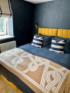 ein Schlafzimmer mit einem großen Bett mit blauen Wänden in der Unterkunft Gleneagles Holiday Home Rental in Auchterarder