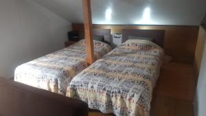 dos camas sentadas una al lado de la otra en una habitación en Ski base en Akaigawa
