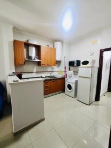 een keuken met een koelkast en een vaatwasser bij Apartamento Feduchy in Cádiz
