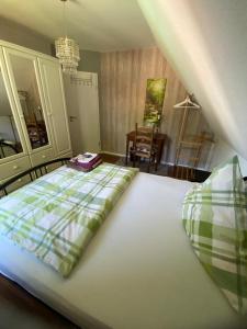 Un dormitorio con una cama grande con una almohada. en Ferienwohnung Halen Landkreis Cloppenburg, 