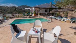 - une piscine avec des chaises et une table à côté de la piscine dans l'établissement Casa Campo de Ita by Ruralidays, à Torrox
