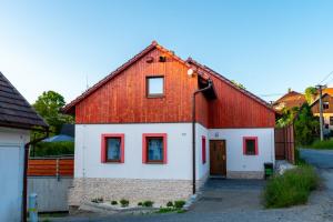 ein rotes und weißes Gebäude mit rotem Dach in der Unterkunft Chaloupka Borůvka in Skuteč