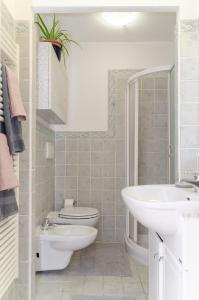 Un baño con un lavabo blanco y un inodoro. en Aosta Centro Storico - Les Cretes Apartment Netflix & Relax, en Aosta