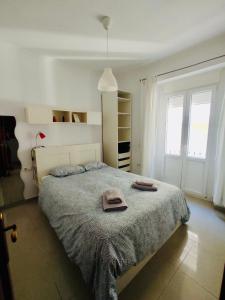 een slaapkamer met een bed met twee handdoeken erop bij Apartamento Feduchy in Cádiz