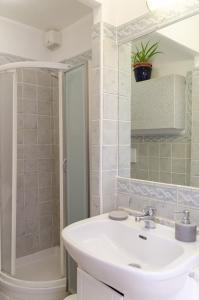 un baño con lavabo y ducha en Aosta Centro Storico - Les Cretes Apartment Netflix & Relax, en Aosta