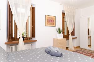 Un dormitorio con una cama con toallas azules. en Aosta Centro Storico - Les Cretes Apartment Netflix & Relax, en Aosta
